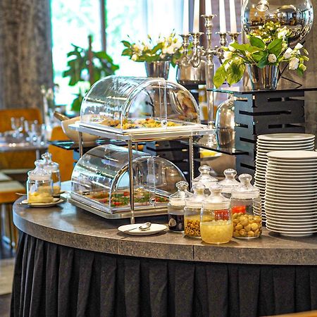 Willa Port Ostróda Kültér fotó A buffet at a hotel