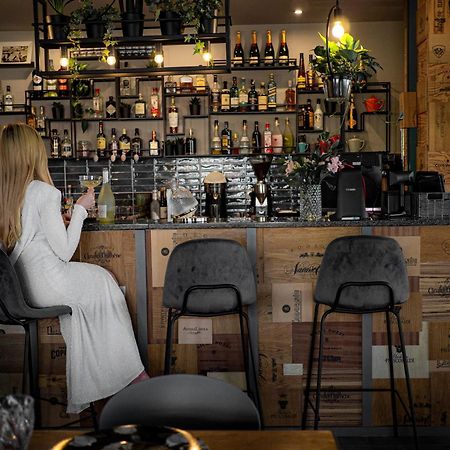Willa Port Ostróda Kültér fotó A woman sitting at a bar