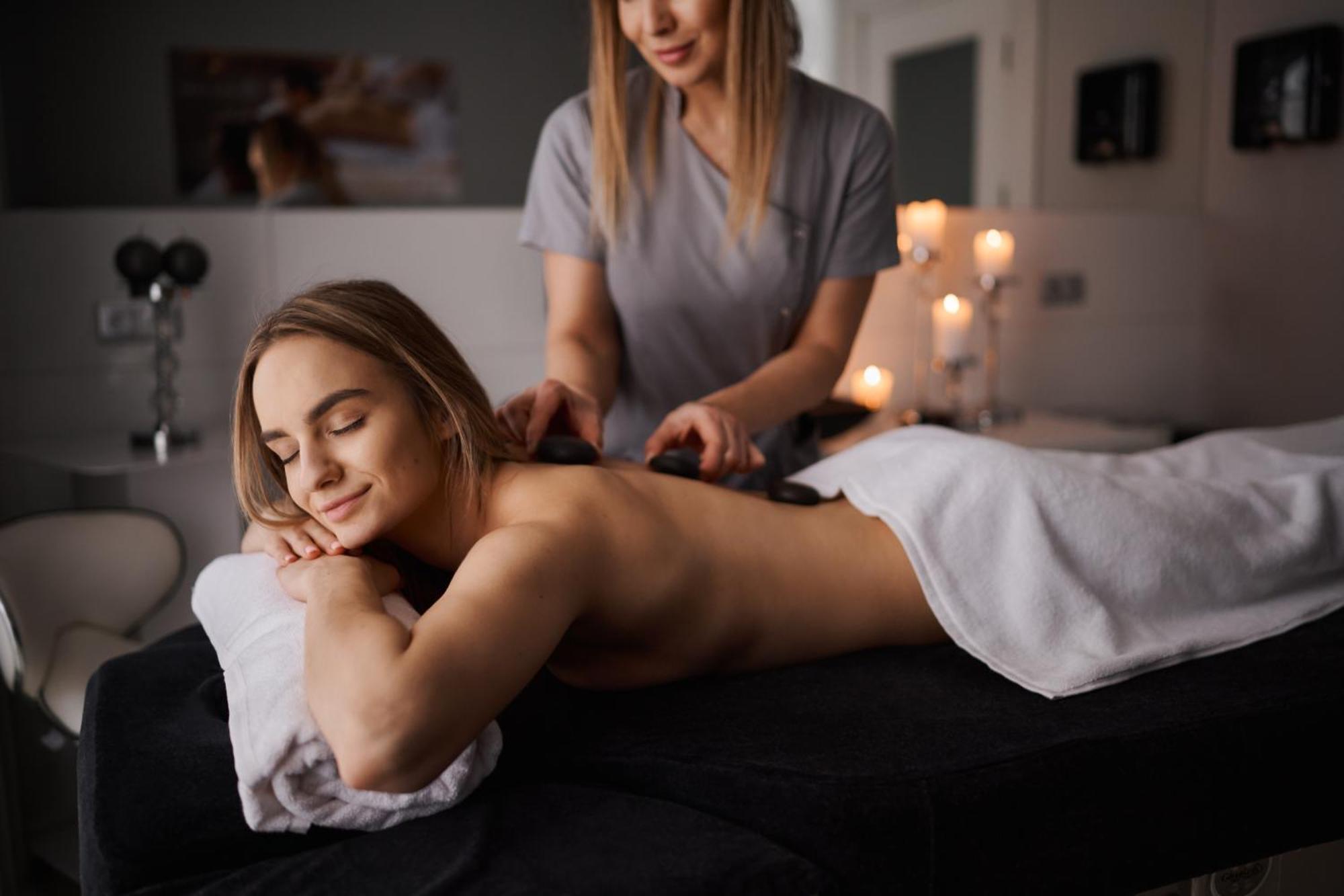 Willa Port Ostróda Kültér fotó A woman receiving a hot stone massage
