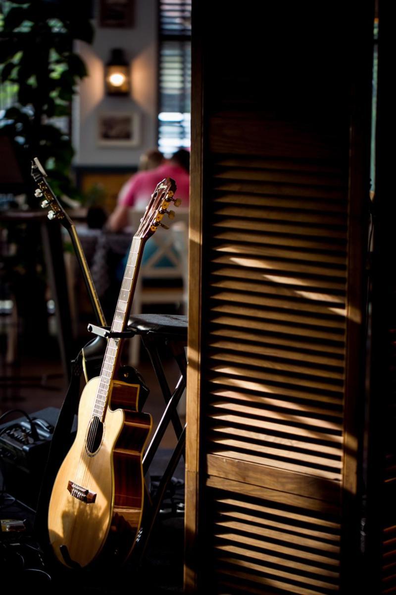 Willa Port Ostróda Kültér fotó A guitar in a stand