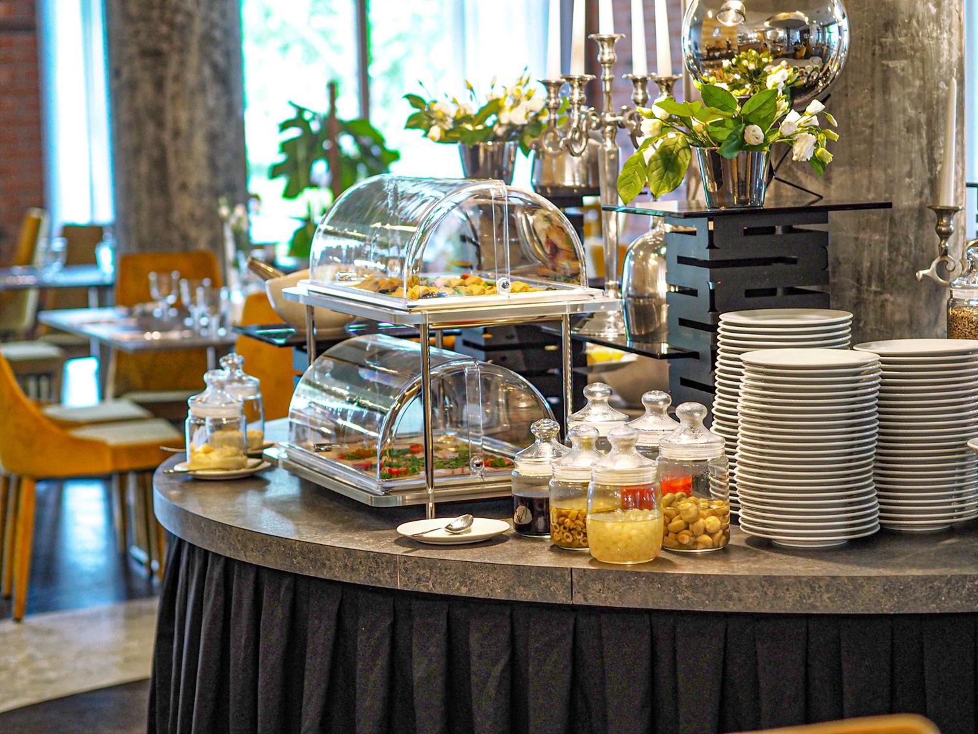 Willa Port Ostróda Kültér fotó A buffet at a hotel