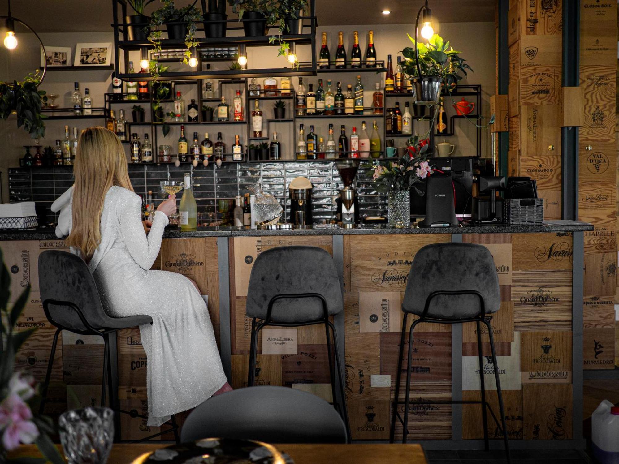 Willa Port Ostróda Kültér fotó A woman sitting at a bar