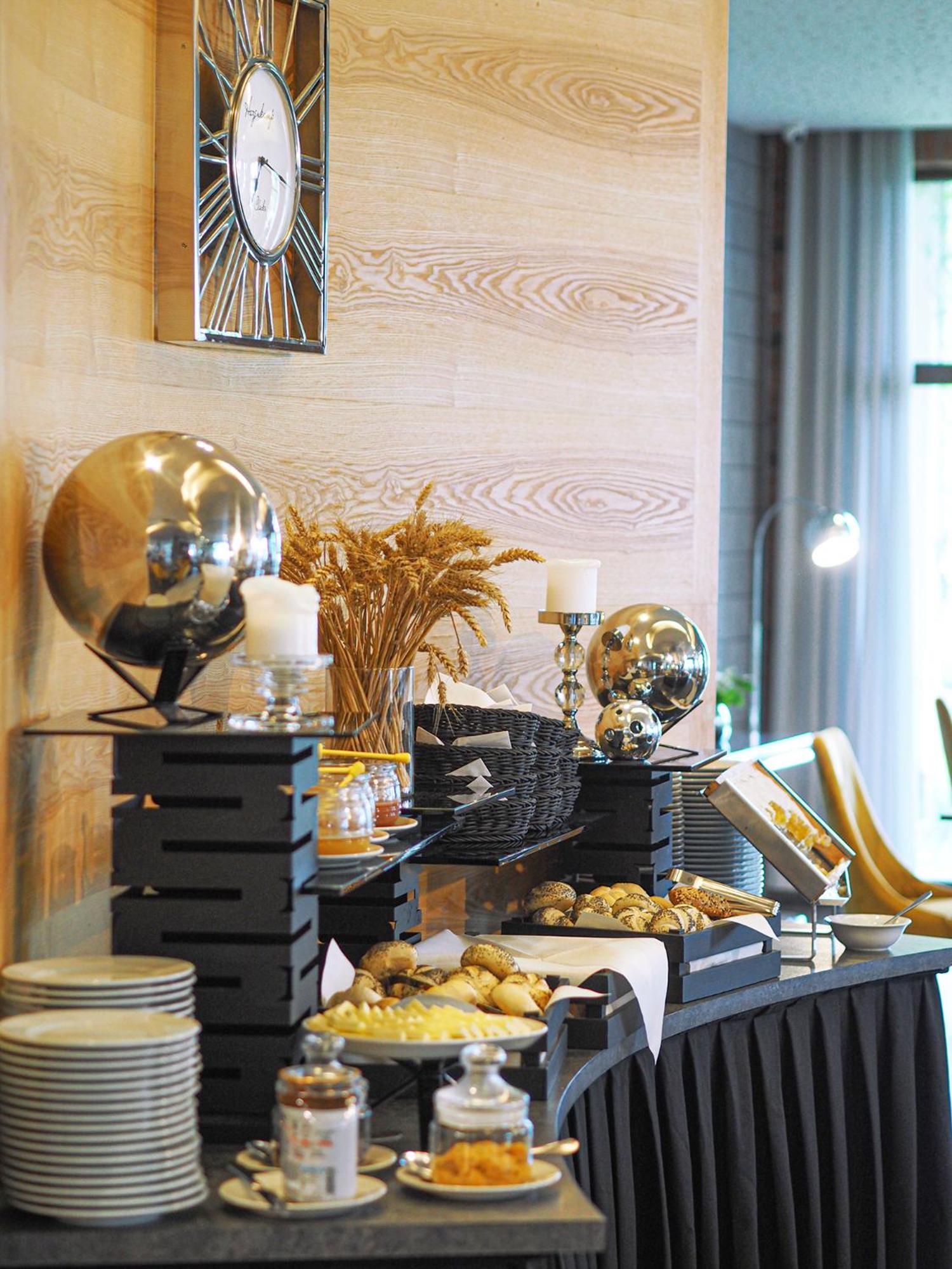 Willa Port Ostróda Kültér fotó A buffet at a hotel