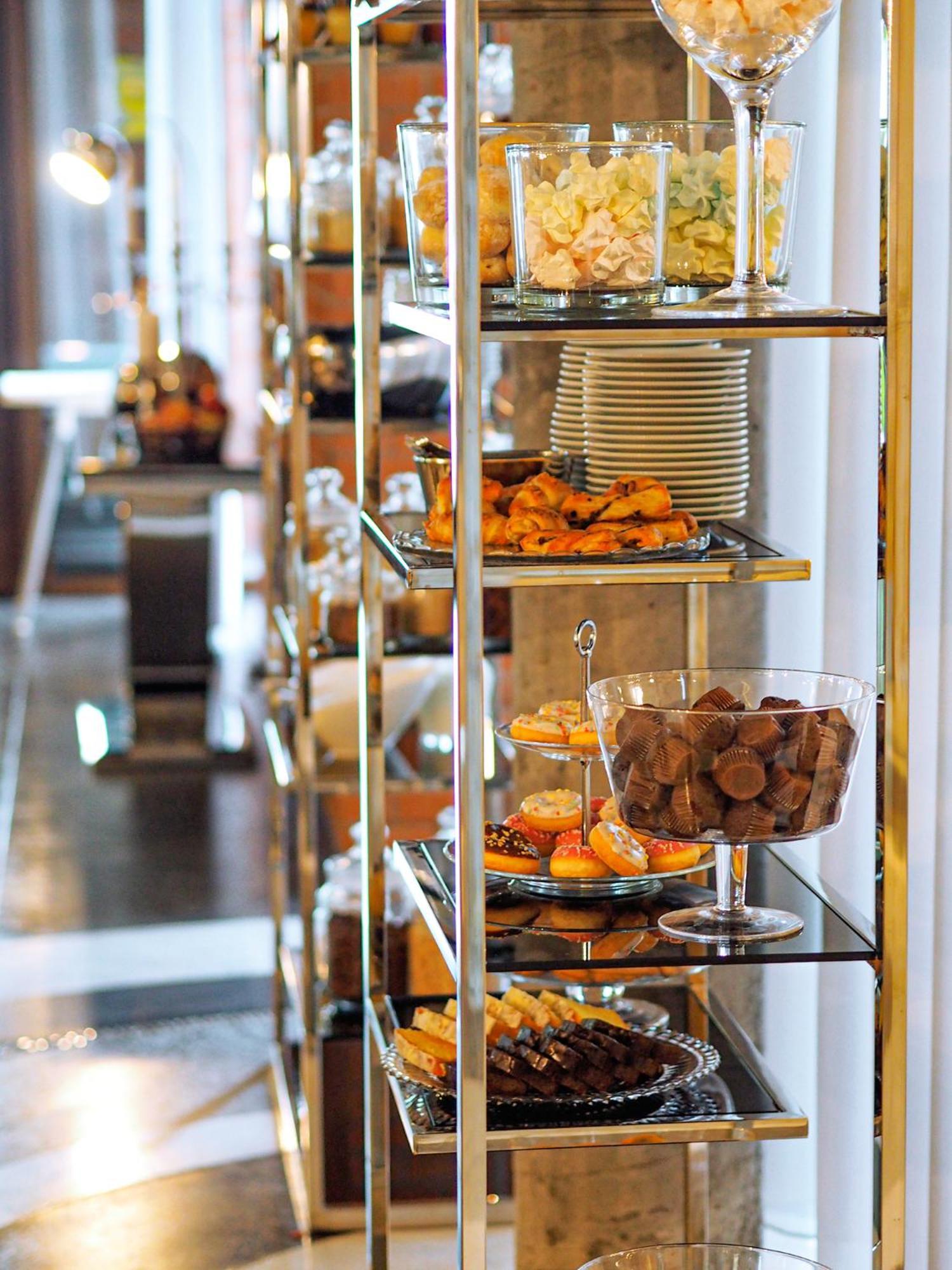 Willa Port Ostróda Kültér fotó A dessert cart